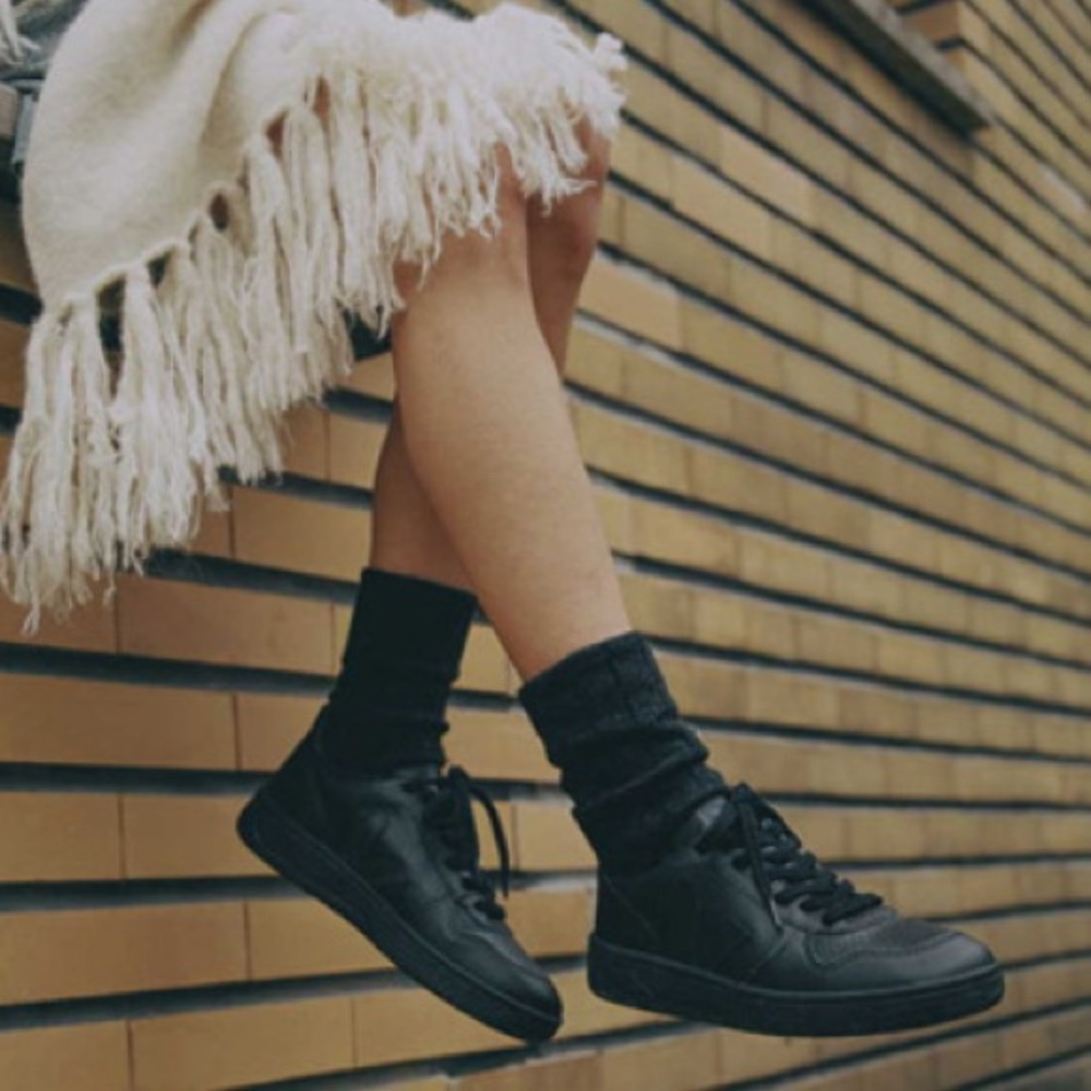 VEJA V-10  MADE IN BRAZIL VEGAN ALL BLACK 2.0 - Picture 2 of 16